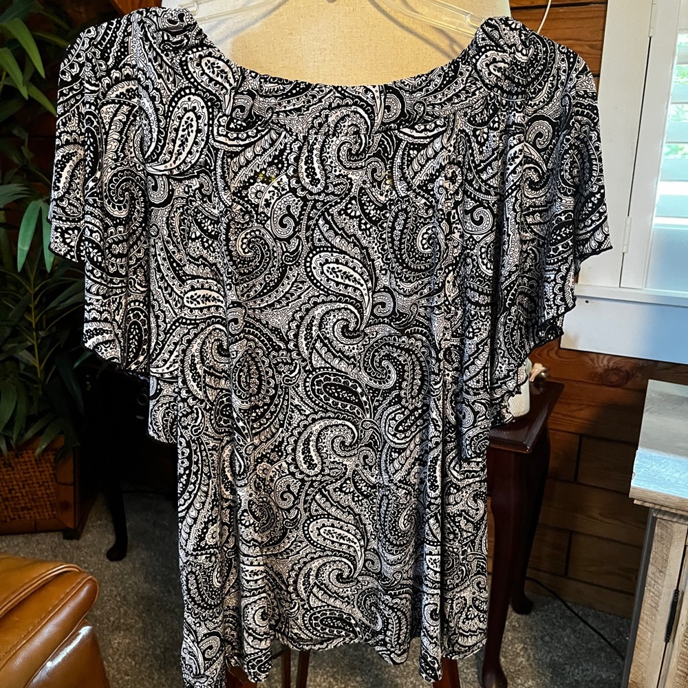 Notations 3x(52”B x 27”L)Black and White Paisley Flutter Sleeve Top.Poly spandex